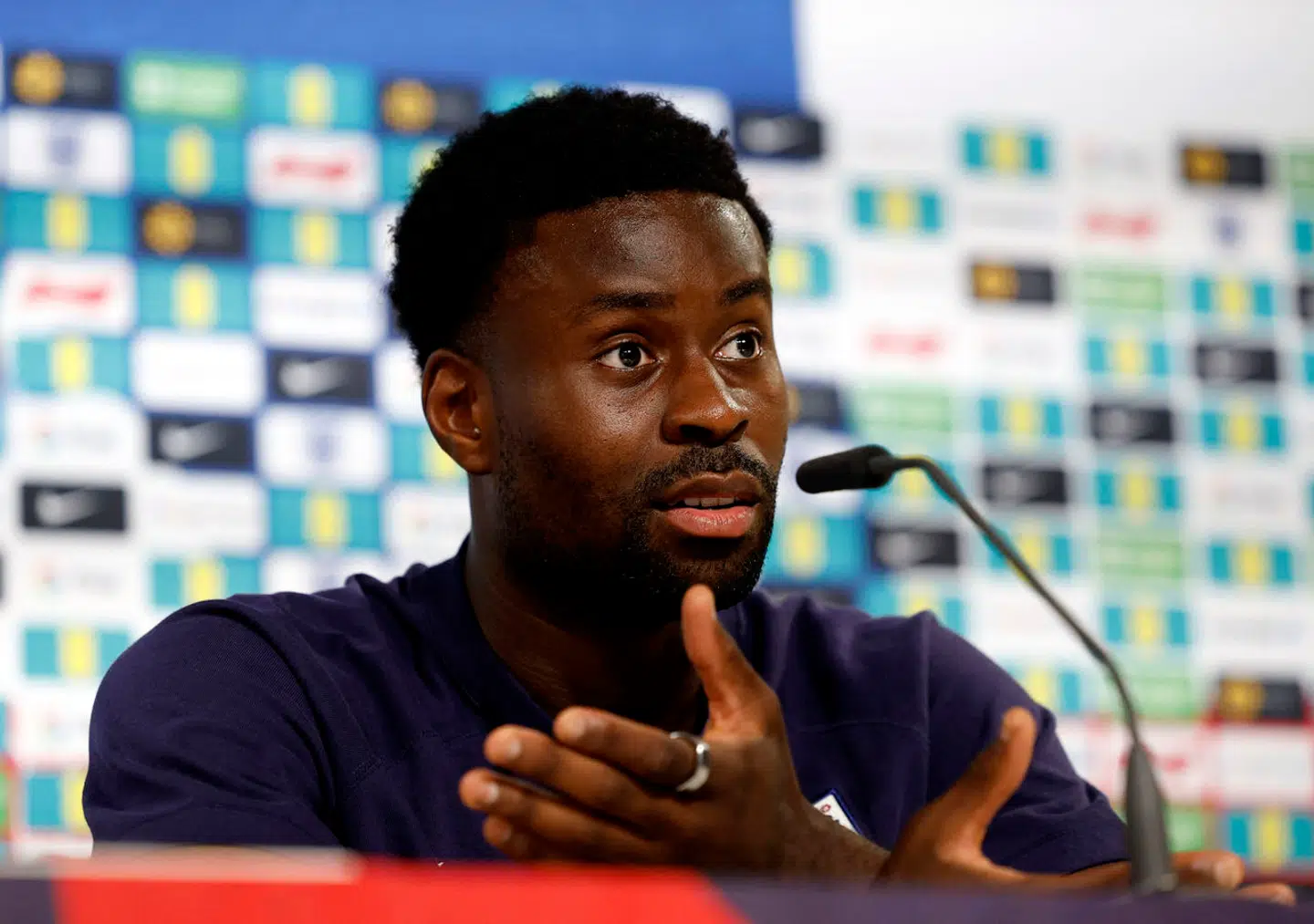 Her ses Englands Marc Guéhi bære Oura-ringen under en pressekonference.