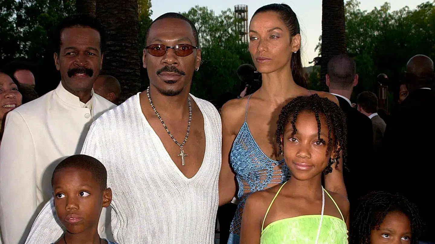 Eddie Murphy med sin daværende hustru Nicole og et par af deres børn i 2000.