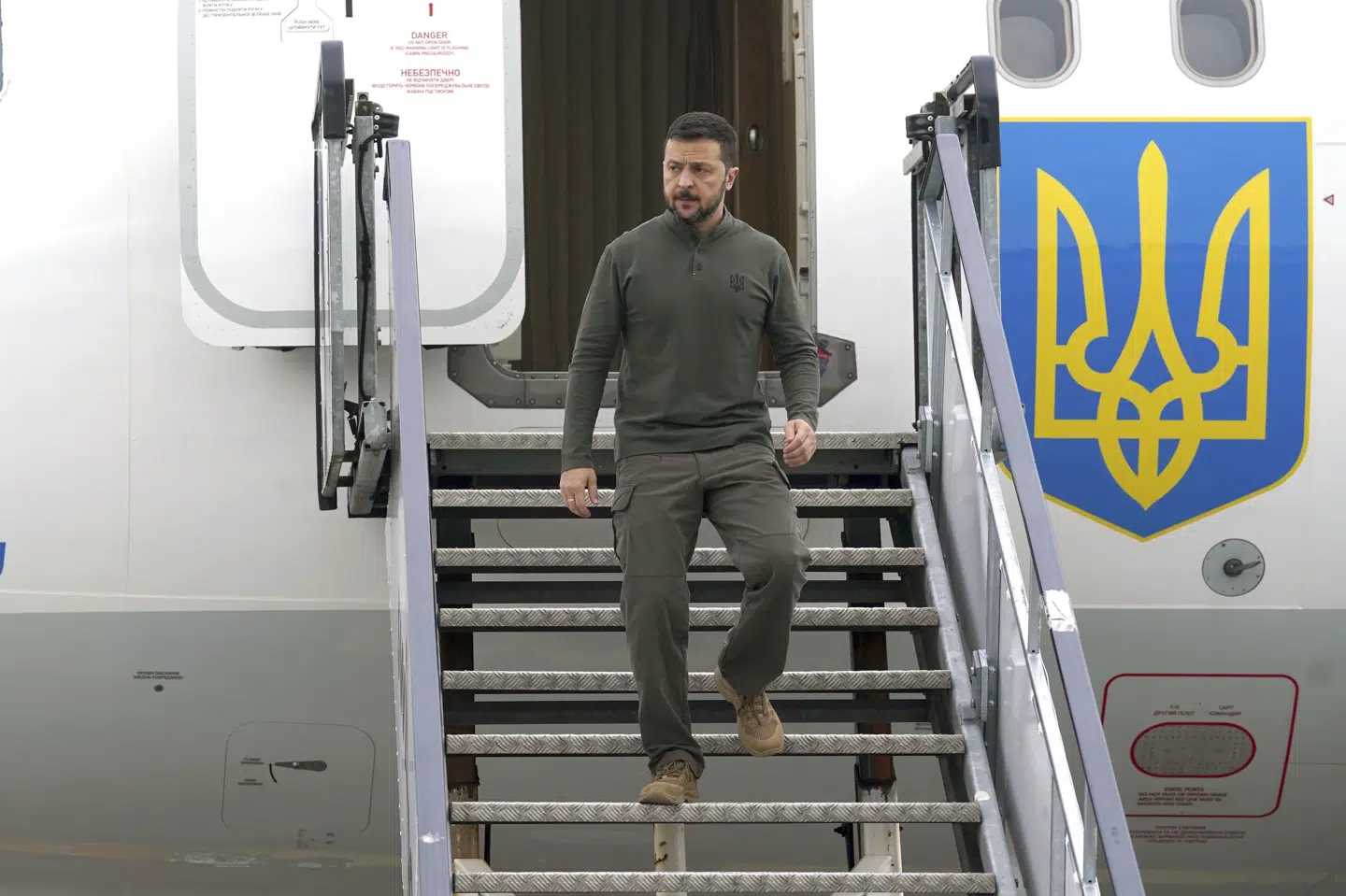 Ukraines præsident Zelenskyj har lørdag været på besøg i Irland. Ved sin ankomst til Shannon Lufthavn kommenterede han hændelsen under det seneste Nato-topmøde, hvor han blev forvekslet med Ruslands præsident.