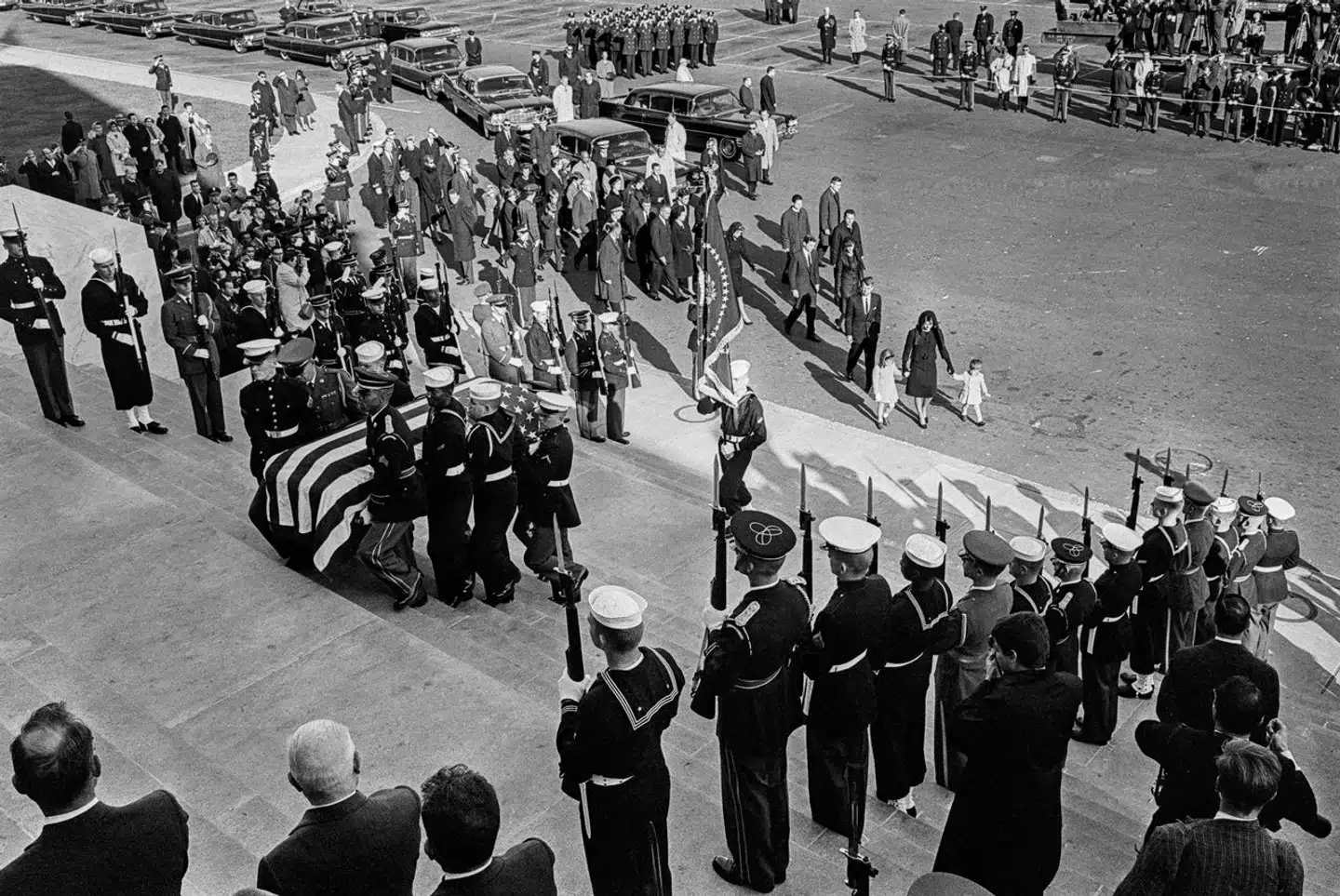 Efter attentatforsøget på den tidligere præsident Donald Trump drager amerikanerne paralleler til 1960ernes splittede USA. Præsident John F. Kennedy blev myrdet 22. november 1963 i Dallas i Texas under en valgturné. Her føres hans kiste ned fra Kongressen og ud til rustvognen, der kører kisten til kirkegården i Arlington ledsaget af hans hustru og børn.