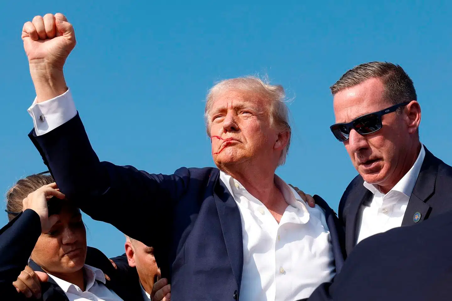 Secret Service-agenter kastede sig over Donald Trump for at beskytte den tidligere amerikanske præsident og nuværende præsidentkandidat oven på skudangrebet natten til søndag dansk tid.