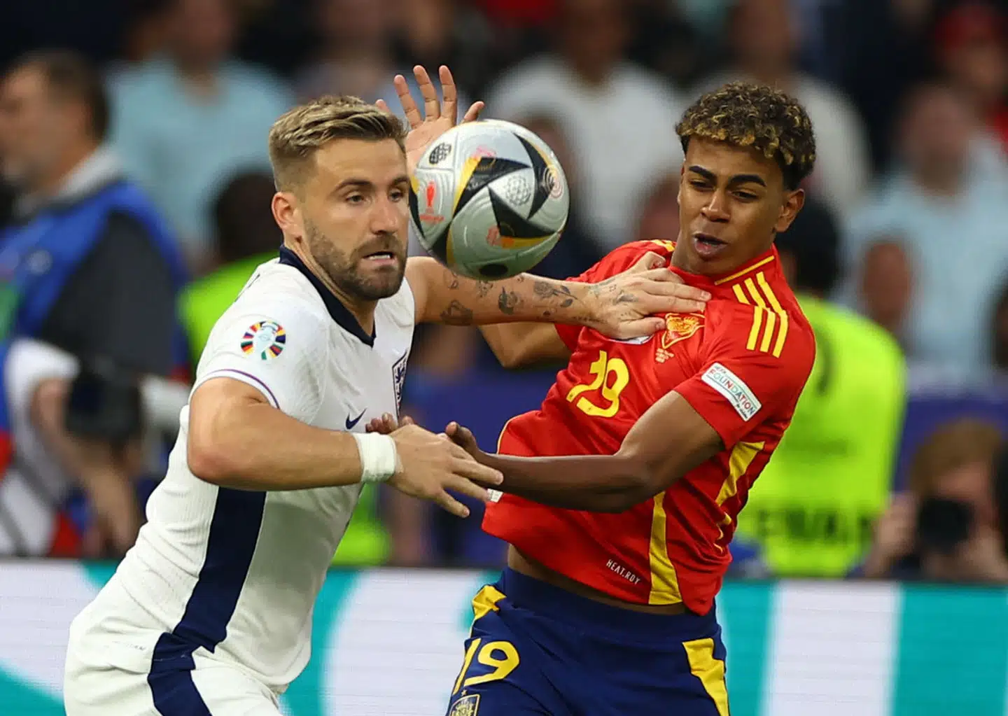 Englands Luke Shaw og Spaniens vidunderbarn Lamine Yamal i duel.
