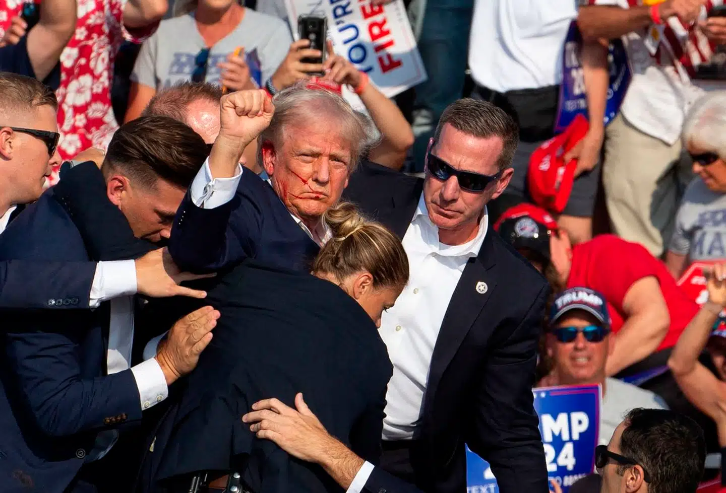 Donald Trump med en knyttet næve løftet i vejret: En snigskytte skal ikke stoppe hans kandidatur.