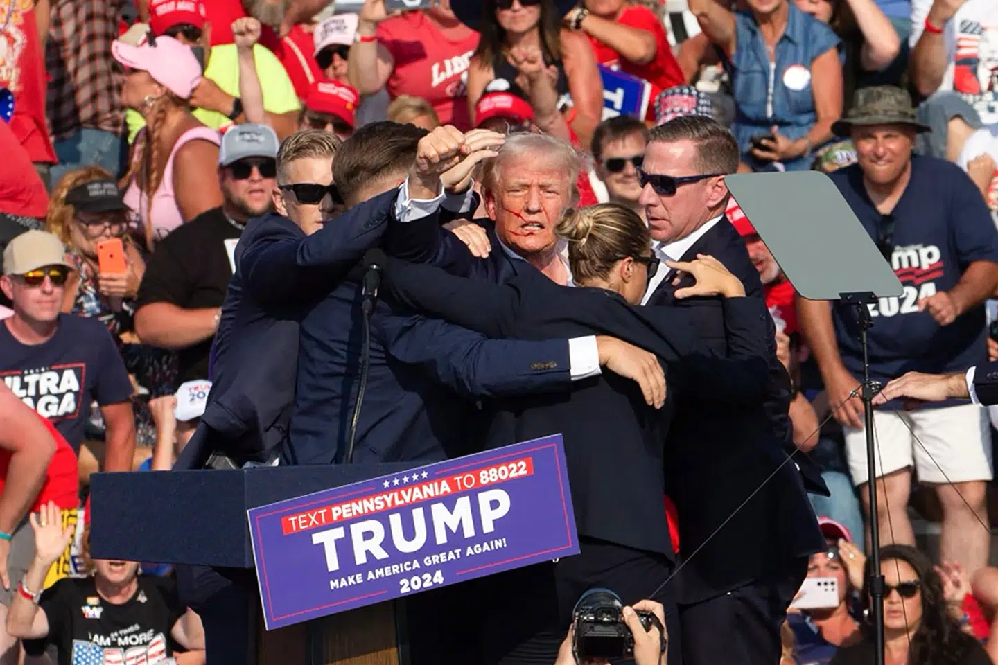 En del brugere på sociale medier udbreder en konspirationsteori om, at Trump selv havde orkestreret lørdagens attentatforsøg. "Hvorfor skulle Secret Service lade ham stoppe og posere til et foto, hvis det faktisk var en farlig situation?", skriver en bruger.
