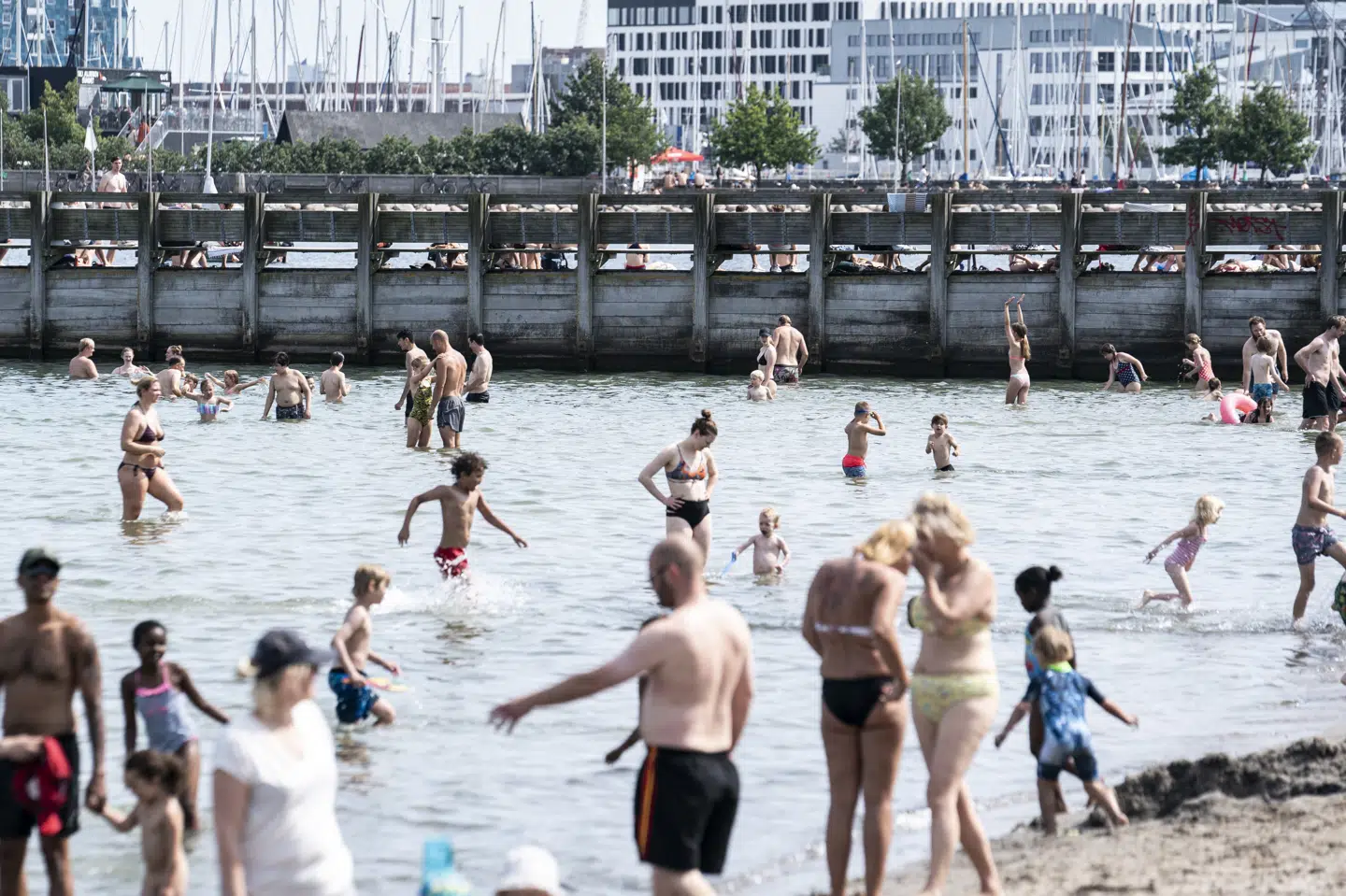 Der er udsigt til, at man kan hoppe i bølgen blå for at køle ned fra de varme grader torsdag og fredag, hvor temperaturen kan snige sig op på 25 grader. (Arkivfoto).