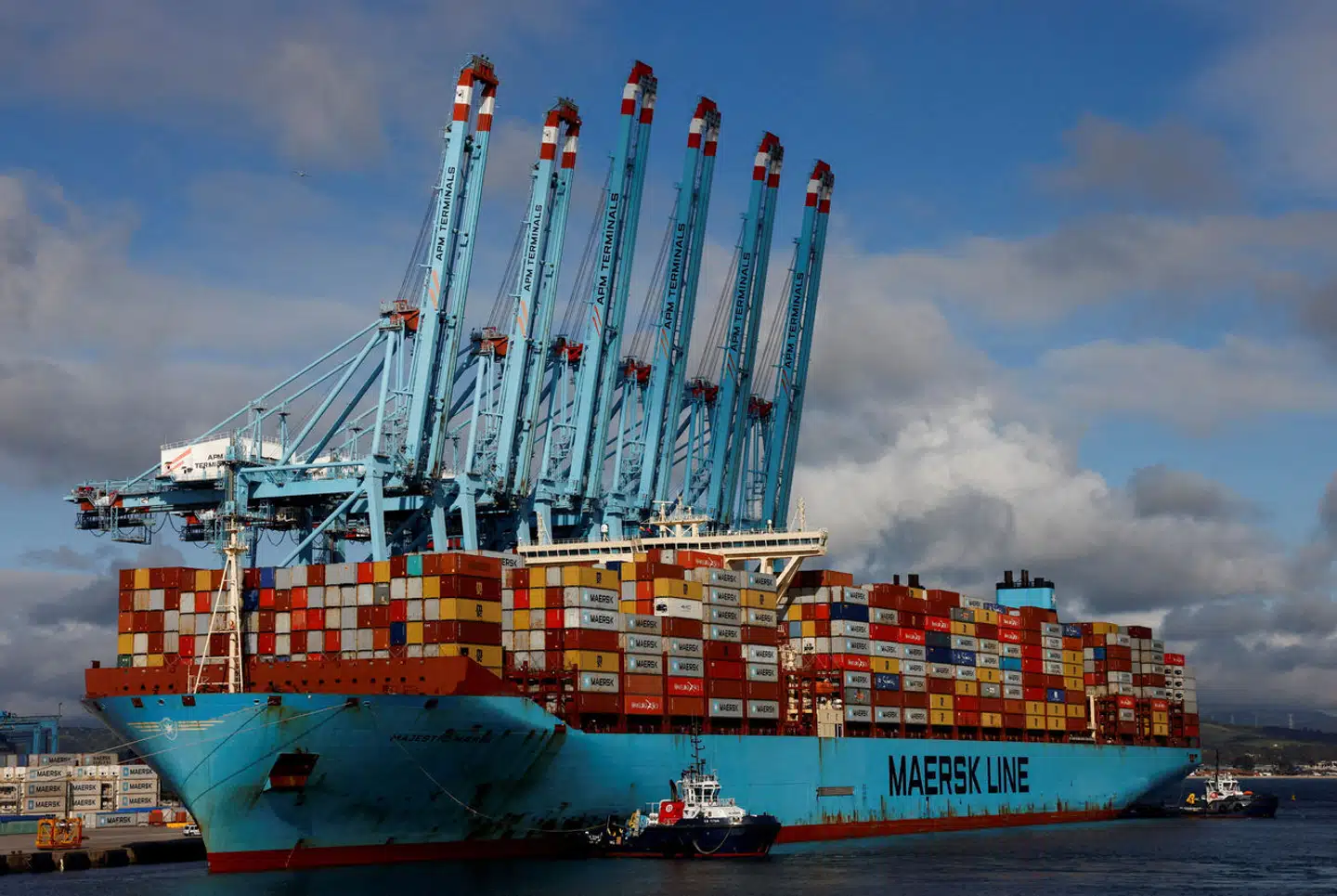 Rederigiganten Mærsk har haft ekstra travlt som følge af urolighederne i Det Røde Hav. Her ses et af verdens største containerskibe, Majestic Maersk, i havnen i Algeciras i Spanien med stort læs på.
