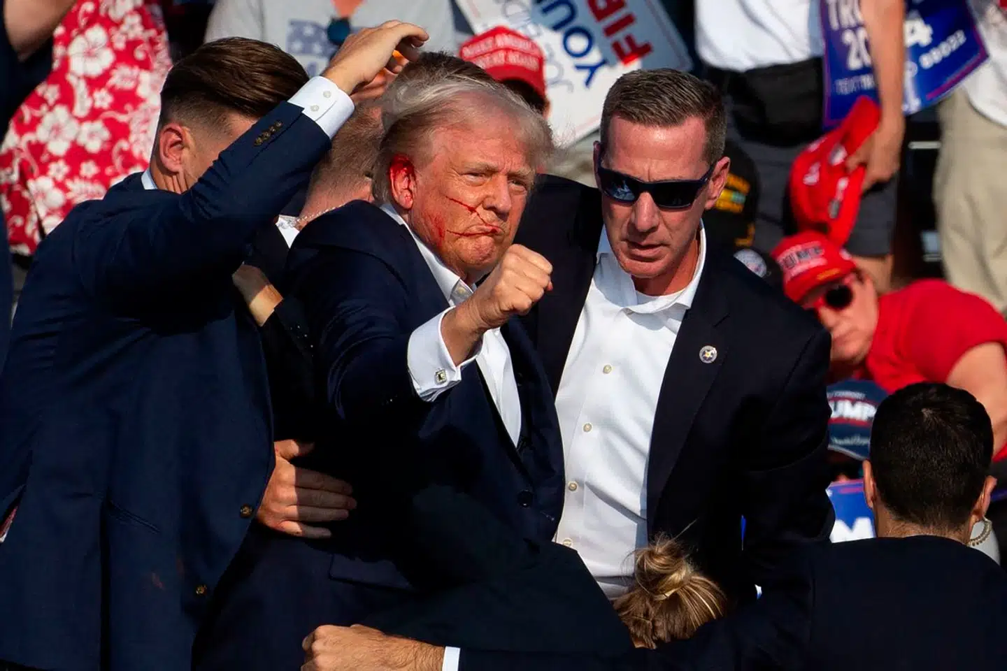 Efter attentatforsøget knyttede Donald Trump sin næve og tog den i vejret. Hans ene øre blev snittet af skud.