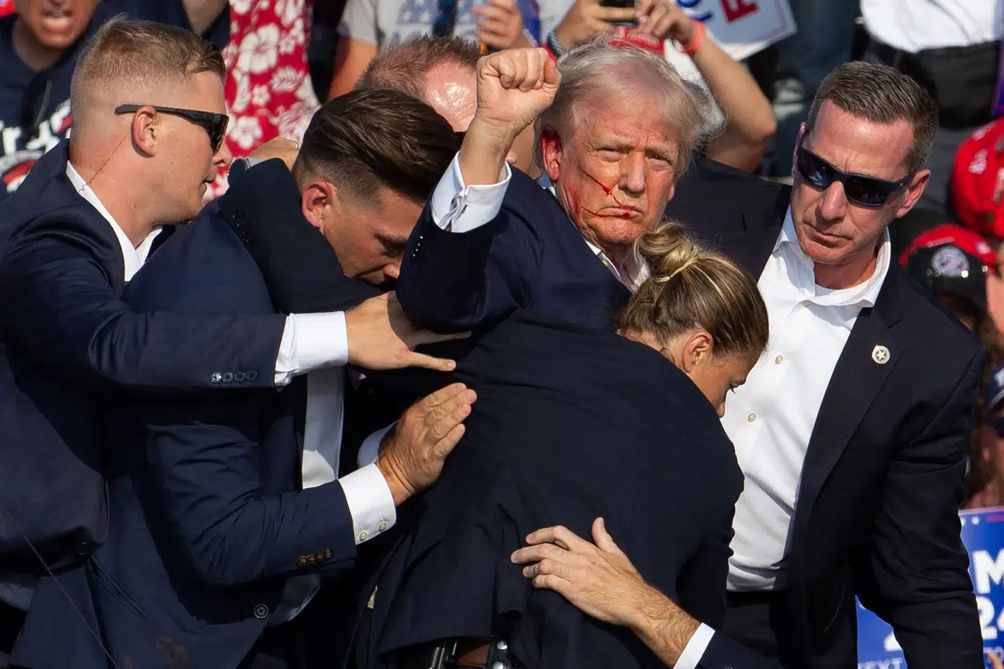 Betjente fra Secret Service ilede hen til Donald Trump, da han blev strejfet af et skud under en tale på et vælgermøde i Pennsylvania lørdag aften lokal tid.