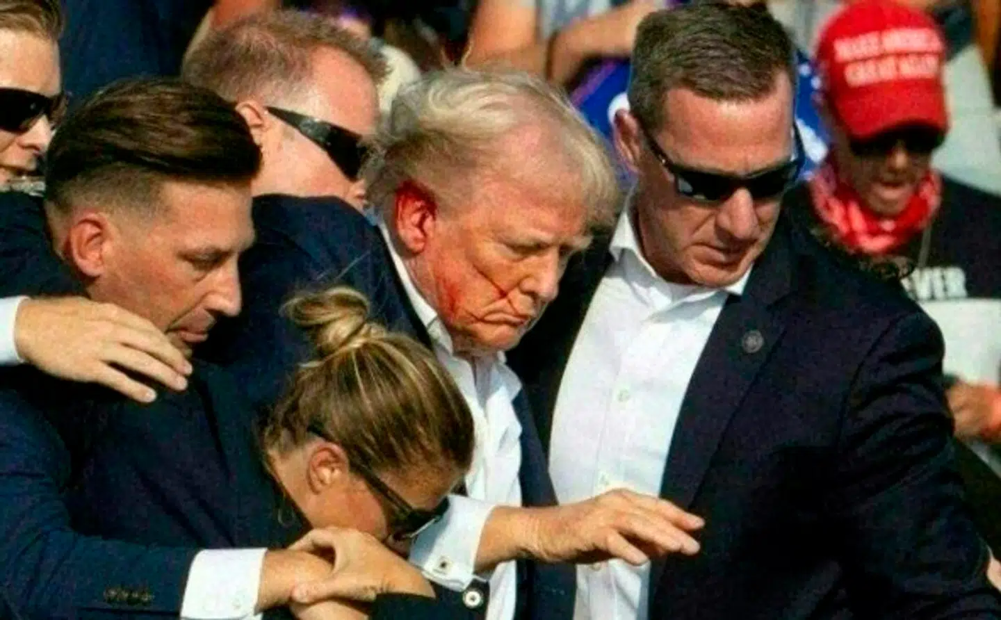 Den forhenværende præsident Donald Trump blev i weekenden strejfet af et skud, mens han holdt en tale under et vælgermøde.