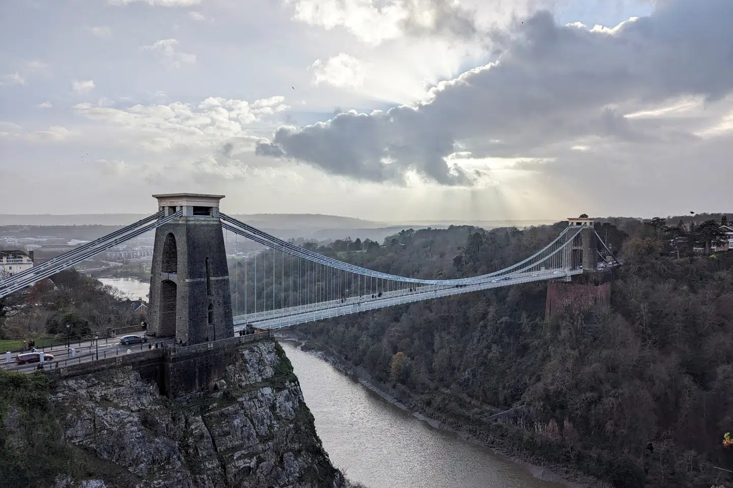 De to kufferter med ligdele blev fundet på Clifton Suspension Bridge i Bristol. (Arkivfoto).