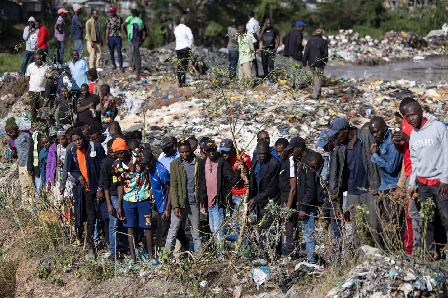 Kenyanere samledes i weekenden på lossepladsen i Nairobi, hvor ligene er fundet.