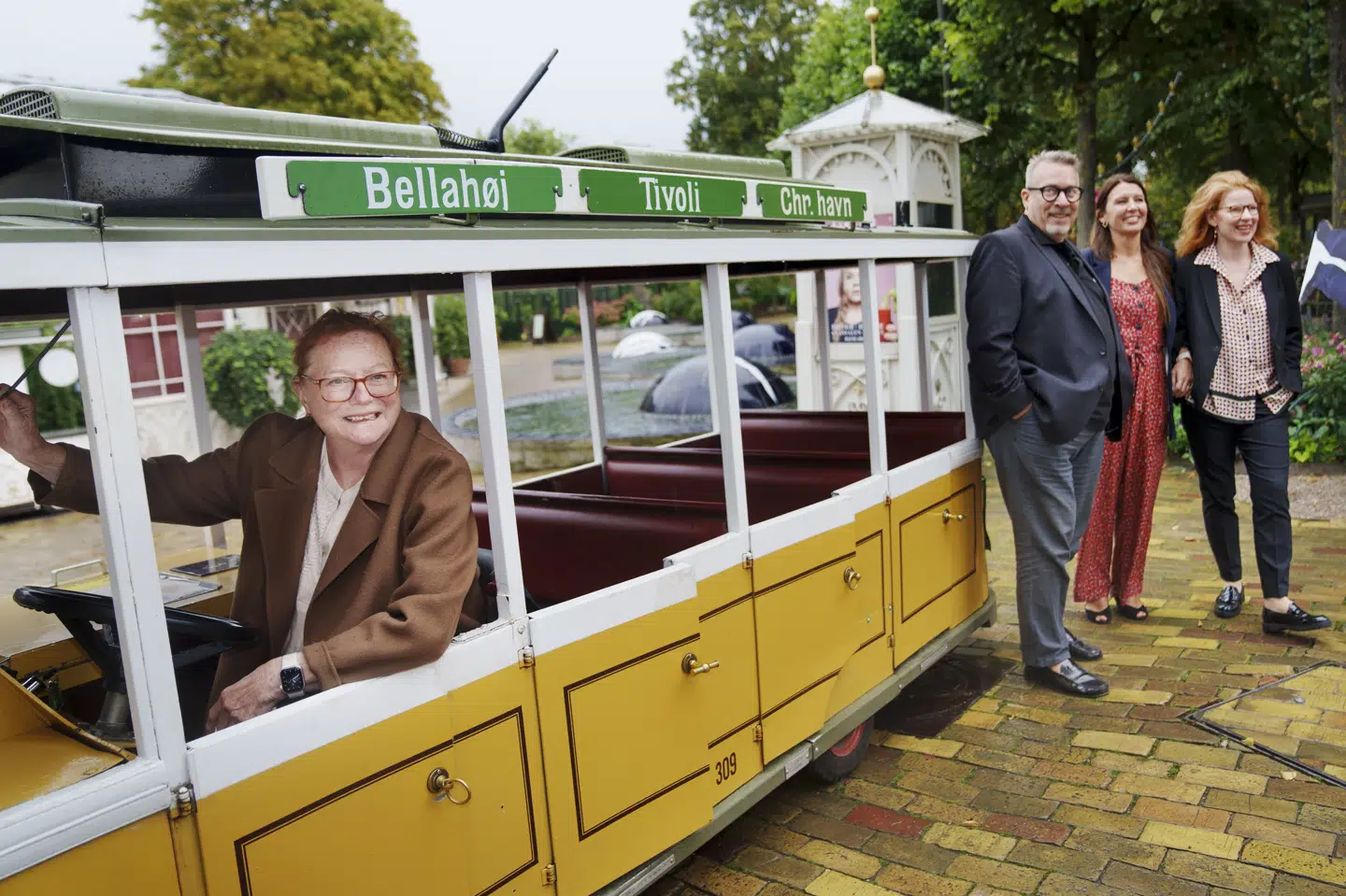 Lisbet Dahl var instruktør og kunstnerisk leder på Tivolirevyen 2024, indtil hun måtte udgå på grund af hjerteproblemer. Ud over Lisbet Dahl deltog Thomas Eje, Rikke Buch Bendtsen, Rikke Bilde og Mikkel Becker i revyen. (Arkivfoto).
