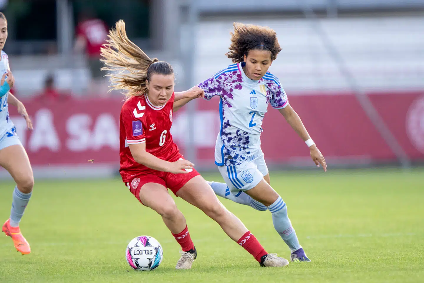 Lad kvindernes landshold være en inspiration for de bombastiske mænd til EM, foreslår Stig Ove Klitmøller. Her er det Emma Snerle med bolden i kamp mod Spanien.