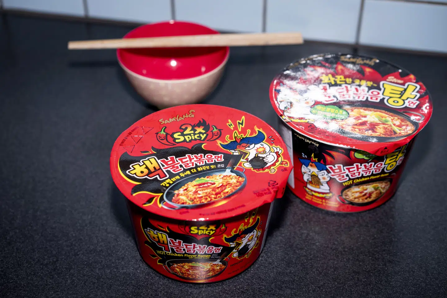 Butikkerne må igen sælge to af producenten Samyangs chilinudelprodukter, efter at fødevaremyndighederne har undersøgt indholdet af capsaicin nærmere. Indtag af store mængder capsaicin kan forårsage akut forgiftning.