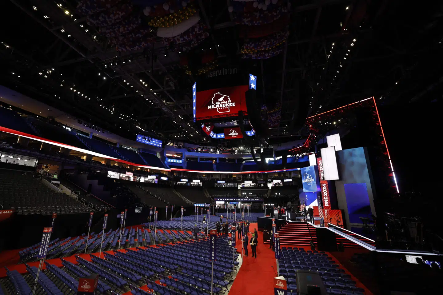 Det Republikanske Parti gør klar til at holde partikonvent i kongressalen Fiserv Forum i byen Milwaukee i delstaten Wisconsin. Konventet finder sted fra 15.-18. juli. Her ventes Donald Trump at blive formelt valgt som partiets præsidentkandidat - og han ventes at afsløre, hvem hans vicepræsidentkandidat bliver.