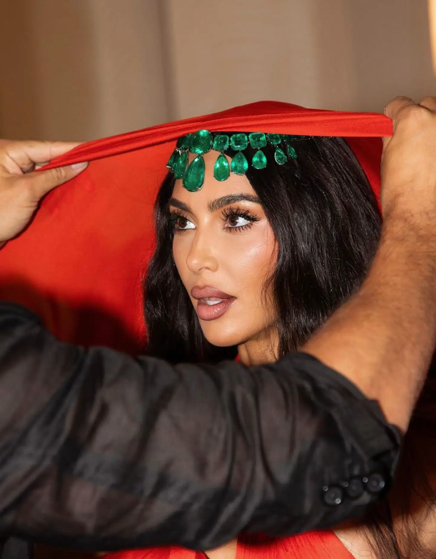Influencer Kim Kardashian har fået en hård medvind for sit antræk til weekends milliardbryllup i Indien. Foto: Kim Kardashian / Instagram
