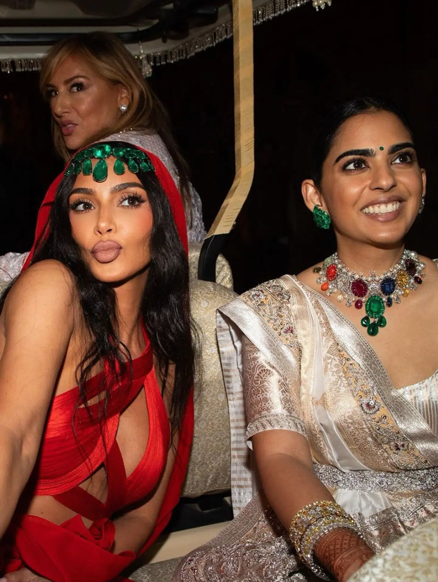 Influencer Kim Kardashian har fået en hård medvind for sit antræk til weekends milliardbryllup i Indien. Foto: Kim Kardashian / Instagram