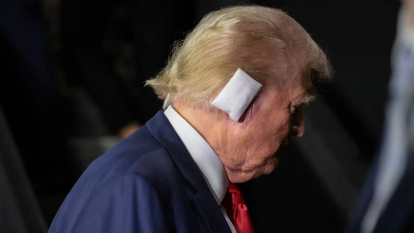 Donald Trump i Milwaukee med en forbinding om de øre, som kuglen ramte.