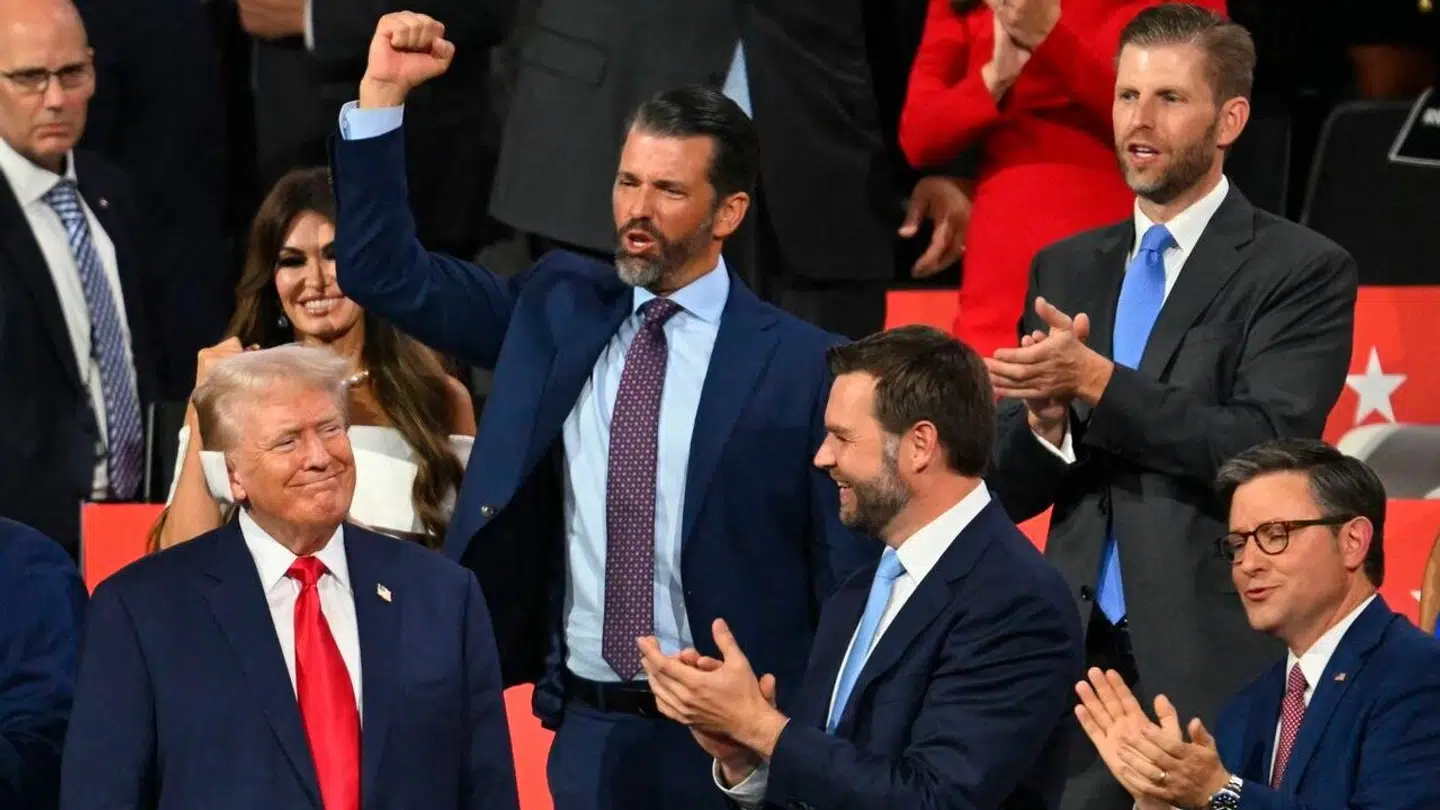 Der var stor begejstring i salen, da Trump dukkede op. Bag ham var hans sønner, Eric og Trump Jr. Ved siden af hans kandidat til vicepræsident, JD Vance.