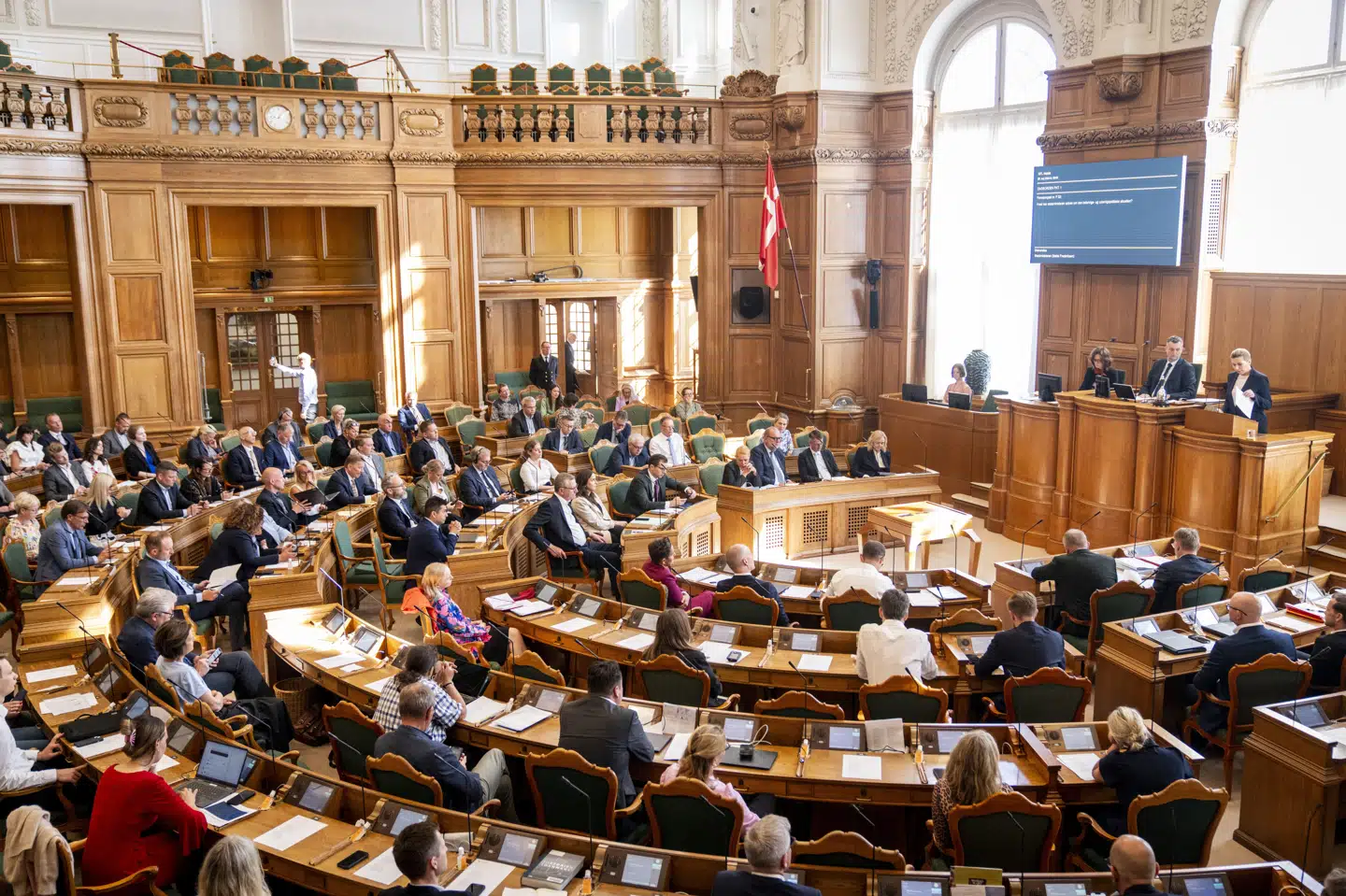 Den parlamentariske proces er ifølge ny rapport fra tænketanken Justitia i stigende grad flyttet fra debatten i Folketingssalen til ministrenes mødelokaler, hvor der indgås aftaler bag lukkede døre. (Arkivfoto).