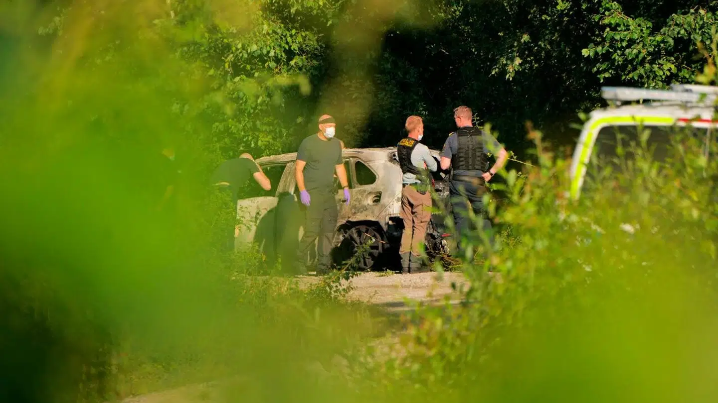 Det lykkedes hurtigt at få slukket ilden i den brændende Toyota med de to lig, hvorefter man kunne indlede efterforskningen af det dobbeltdrab, som ilden tilsyneladende skulle skjule.