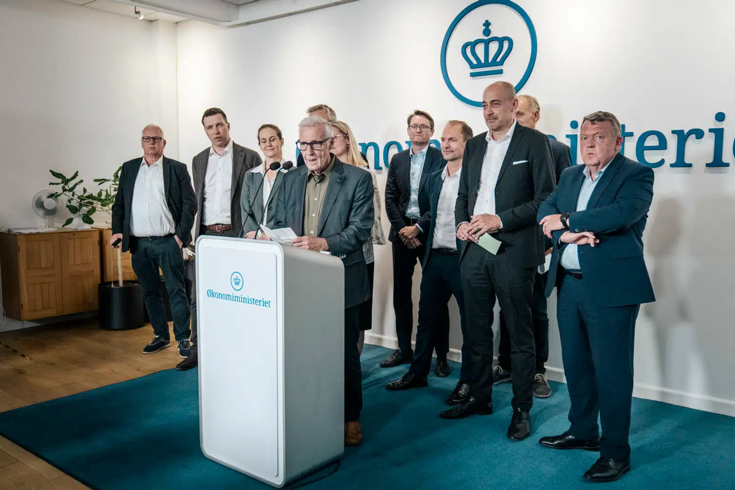 »Det er en bunden opgave for dansk landbrug at blive mere klimaeffektivt, og den grønne aftale giver danske landmænd en række unikke muligheder på dén front,« skriver Lisbeth Ericksen fra innovationsvirksomheden SEGES. Foto fra fremlæggelsen af den store aftale i Økonomiministeriet 24. juni 2024.