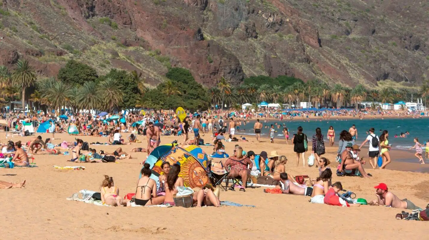 På billedet ses Las Teresitas på Tenerife, der i starten af juli var lukket ned på grund af spildevandsforurening.