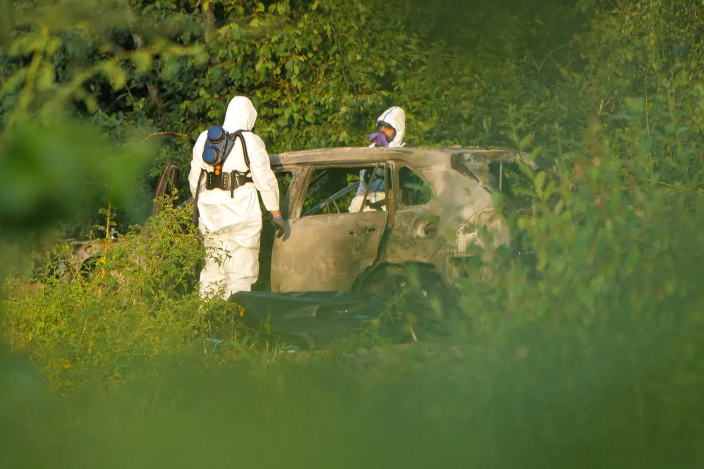 To personer er fundet døde efter en bilbrand i Fosie i Malmø. Politiet mistænker, at der er tale om drab.