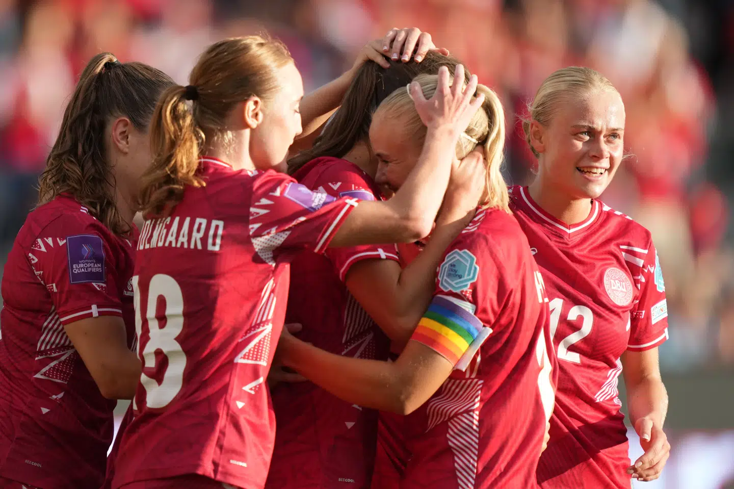 Solen bagede over Vejle Stadion, som lagde græs til den sidste EM-kvalifikationskamp.