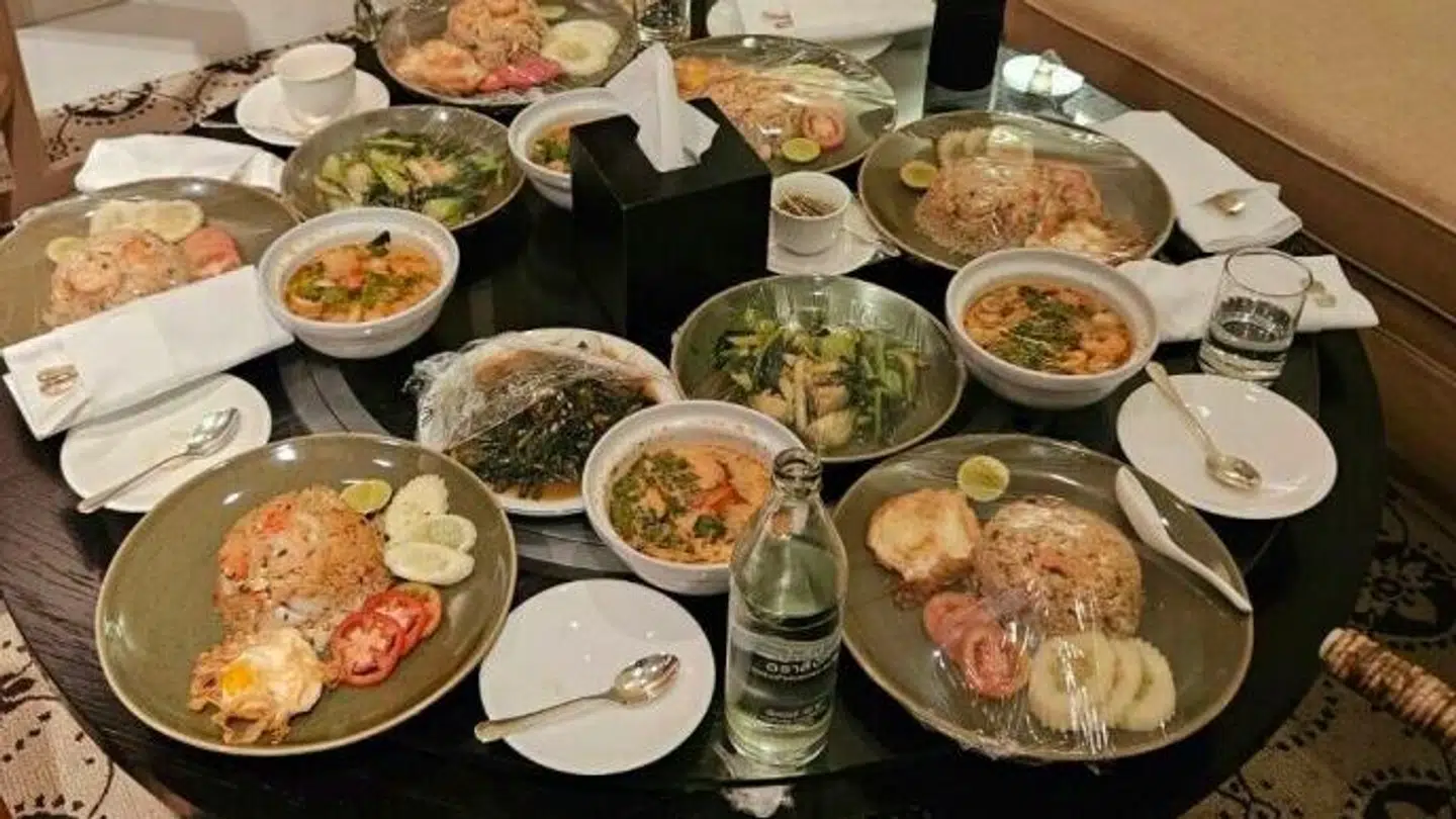 Der er fortsat mystik om de seks personer, der tirsdag blev fundet døde på et luksushotel i Bangkok, Thailand.