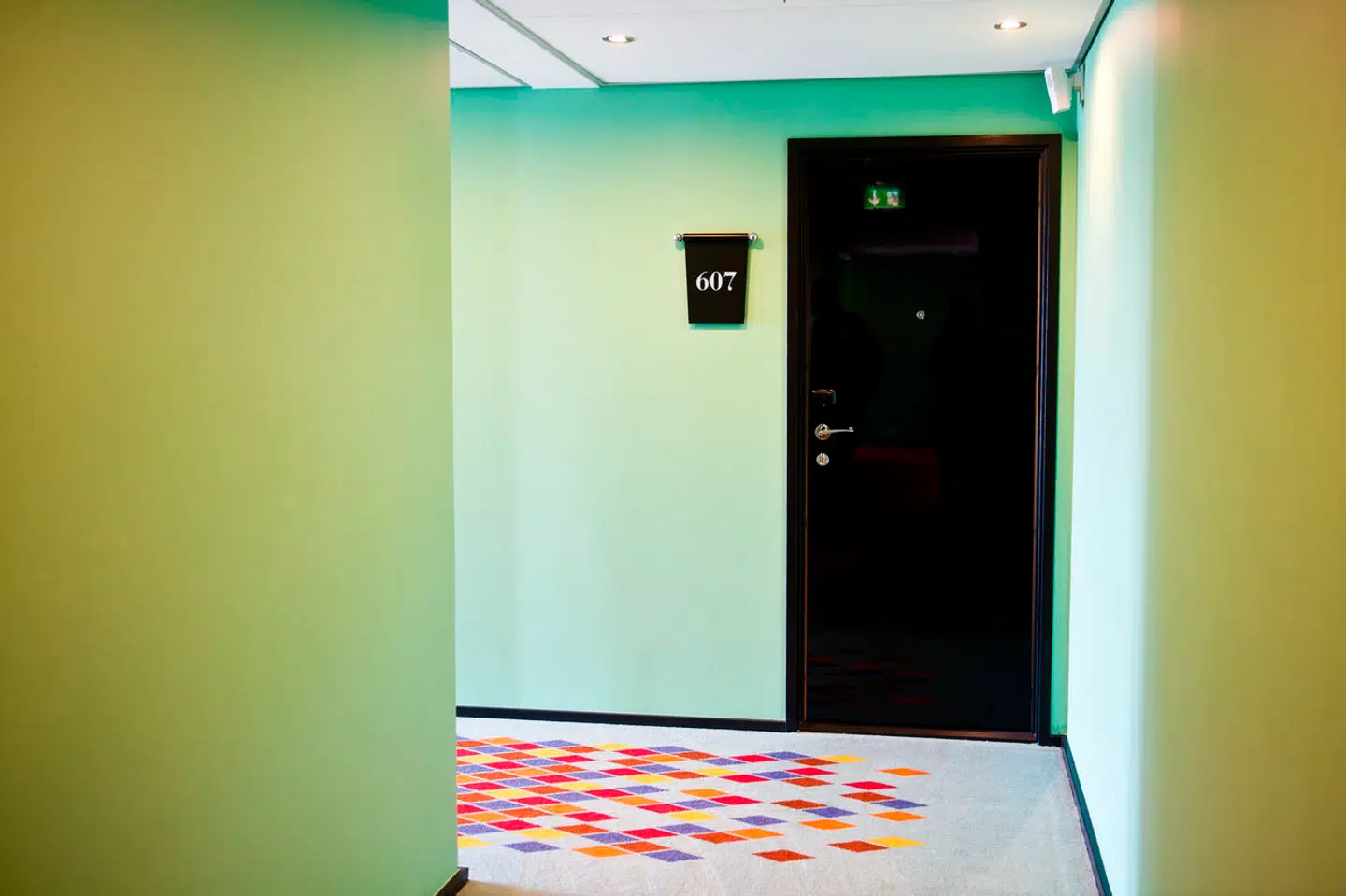 Kvindelige ansatte har brugt en whistleblowerordning i en af landets største hotelkæder til at fortælle om sexisme og chikane.