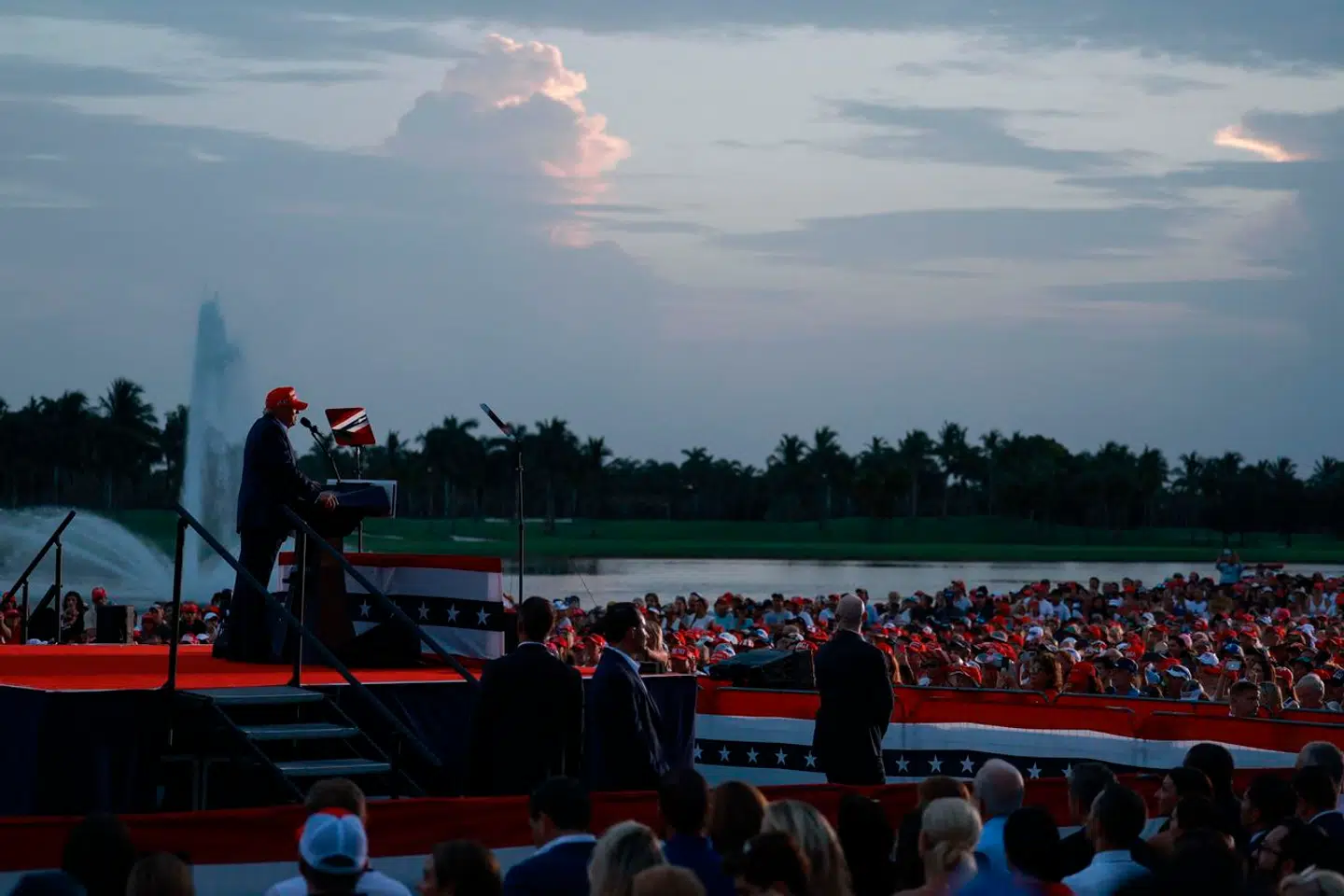 Donald Trump taler under et vælgermøde i Florida.