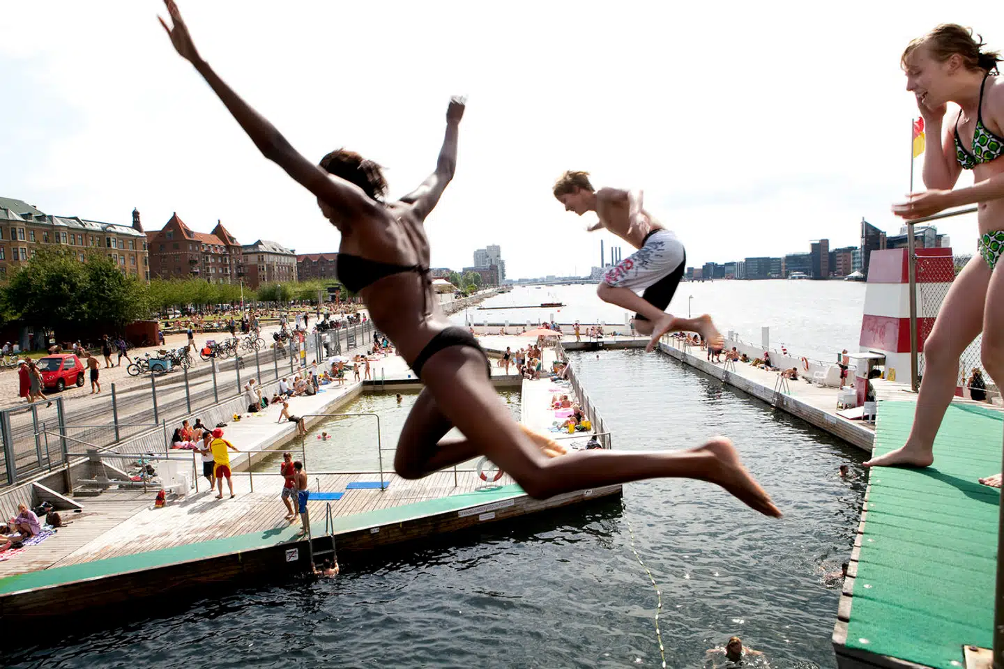 »... Bjarke Ingels, hvis tegnestue i dag har rundet en milliard i omsætning, jamen han startede med at bygge ganske små havnebade for Københavns Kommune,« påpeger Camilla van Deurs. Hun savner, at kommunen igen tager ansvar for at stimulere kreativiteten og for at finde morgendagens arkitekter.