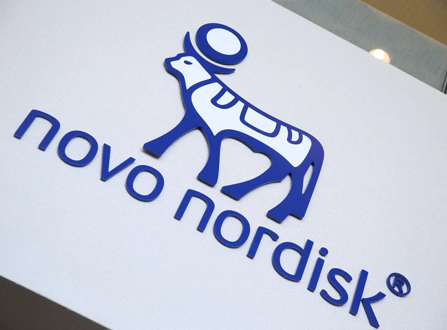 Den danske medicinalgigant Novo Nordisk dykker i børshandlen tidligt onsdag morgen.
