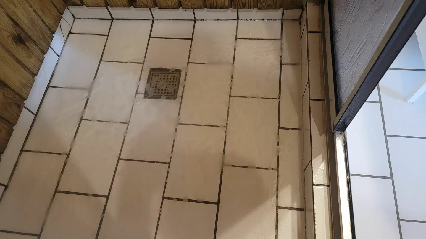 Sådan så det ud, da Claus Lauritzens kone forsøgte at tage et bad.