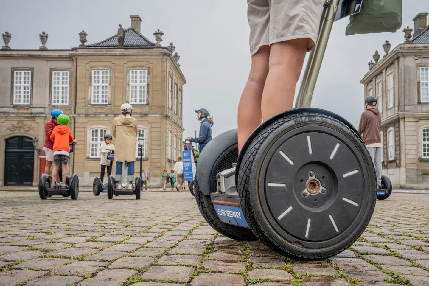 Hovedstaden får rigeligt ud af sine gæster fra udlandet, og skattevæsenet behøver ikke presse citronen yderligere, mener Merete Bloch. Her er det rullende turister ved Amalienborg.