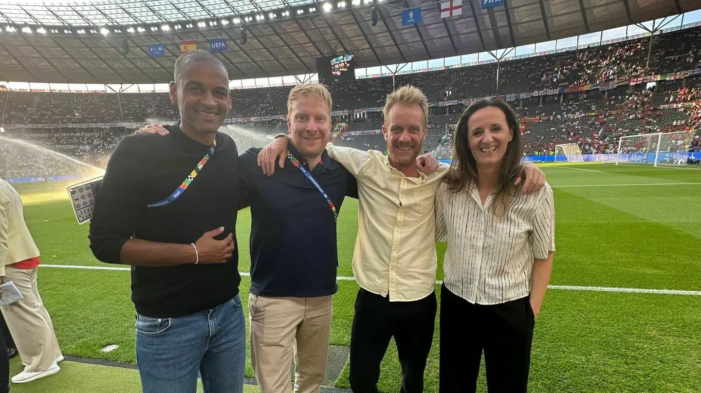 Arnela Muminovic har kommenteret fodbold for DR i årevis. Her sammen med Mikkel Bischoff, Andreas Kraul og Tobias Hansen i 2019.