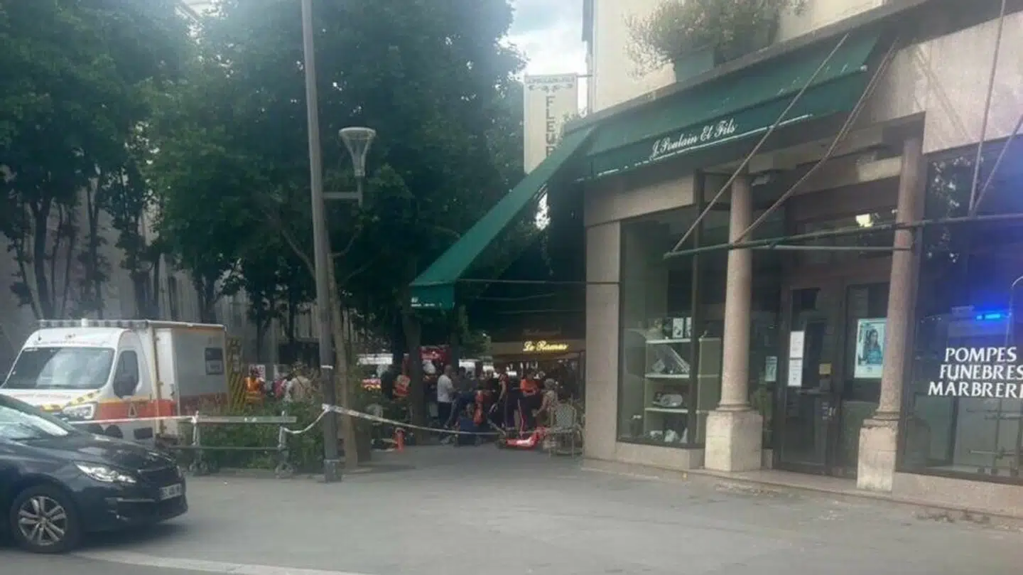 En bil har ramt flere personer ved denne fortovsrestaurant kaldet Le Ramus i Paris. Foto: Twitter