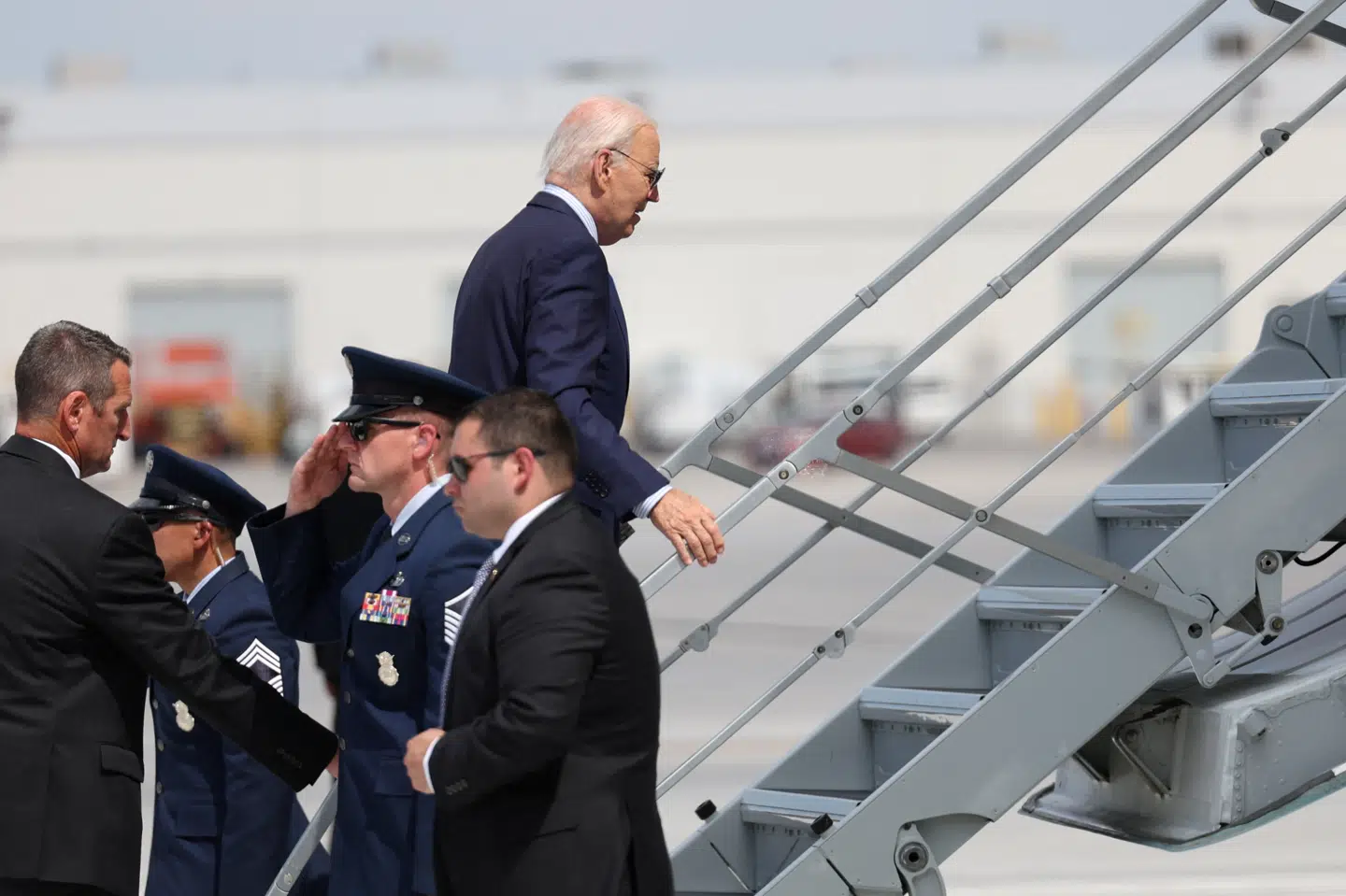Præsident Joe Biden forlader arrangement i Las Vegas i Nevada, hvor han skulle have holdt tale, efter at han er testet positiv for covid-19.