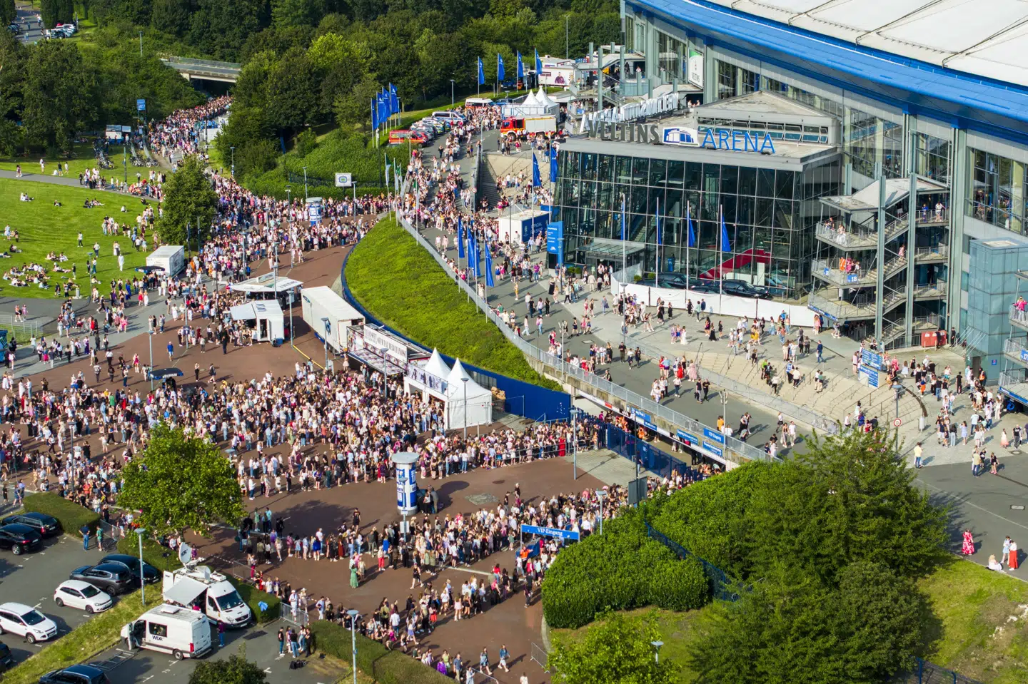 Gelsenkirchen er hjemby for fodboldklubben Schalke 04. Det er på klubbens stadion, Veltins Arena, at de tre koncerter foregår.
