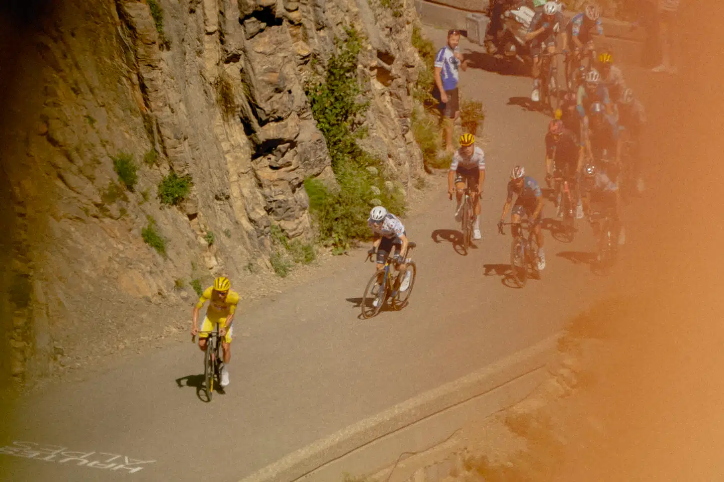 Jonas Vingegaard (Team Visma) lige i hælene på Tadej Pogacar og den gule trøje på onsdagens 17. etape af Tour de France.