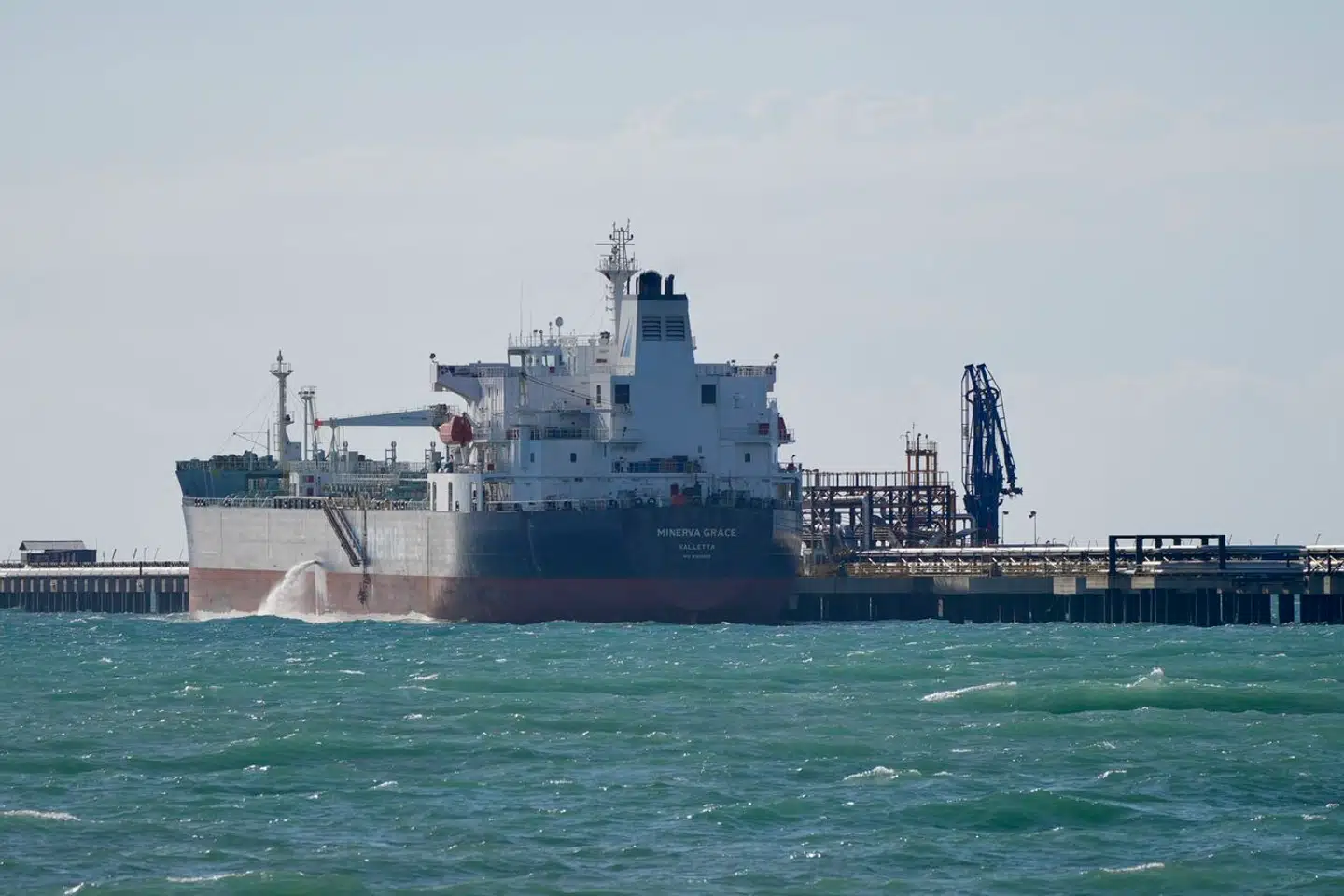 Russiske olietankere fortsætter deres trafik trods internationale sanktioner. Her leveres russisk råolie – i strid med EUs sanktioner – til en terminal i Dortyol i Tyrkiet i februar i år. Men mange overførsler foregår i det skjulte i rum sø, ofte på ophugningsmodne og dermed miljøfarlige skibe.