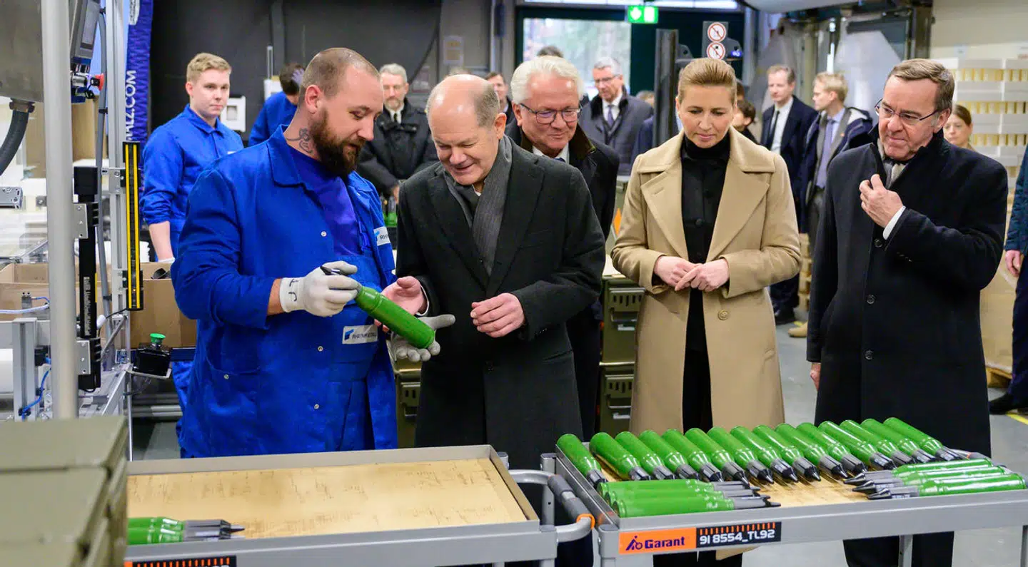 Europa må opbygge en europæisk våbenindustri hurtigst muligt, skriver Thomas Bernt Henriksen i denne leder. Her besøger Mette Frederiksen og Tysklands kansler, Olaf Scholz, en tysk ammunitionsfabrik.