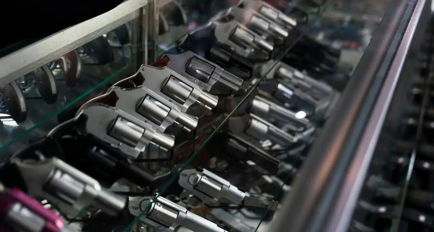 I flere amerikanske delstater kan man nu trække sin ammunition i en automat. Kritikere peger på, at skyderier og vold derfor vil stige, fordi enhver uden baggrundstjek nu kan hamstre våben. Arkivfoto: Jae C. Hong, Scanpix