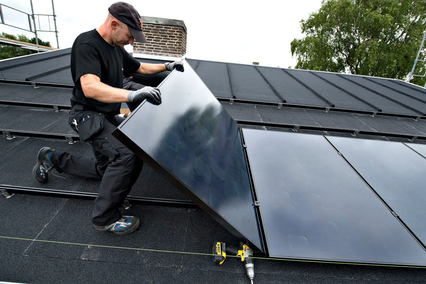 Energirenoveringer og klimatilpasninger er to ting, der står højt på dagsordenen herhjemme, og det er med til at sætte gang i byggeriet. Til gengæld bliver der ikke bygget så meget nyt. Det rykker rundt på jobbene inden for byggeriet.