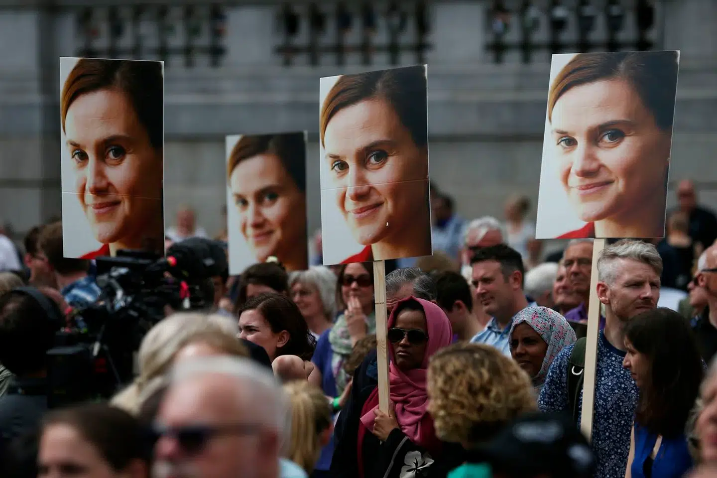 Mordet på Jo Cox bliver sat i forbindelse med den stærkt følelsesladede EU-debat i Storbritannien forud for folkeafstemningen om Brexit. Politikeren blev myrdet i 2016 på åben gade i sin valgkreds Batley and Spen nær Leeds.