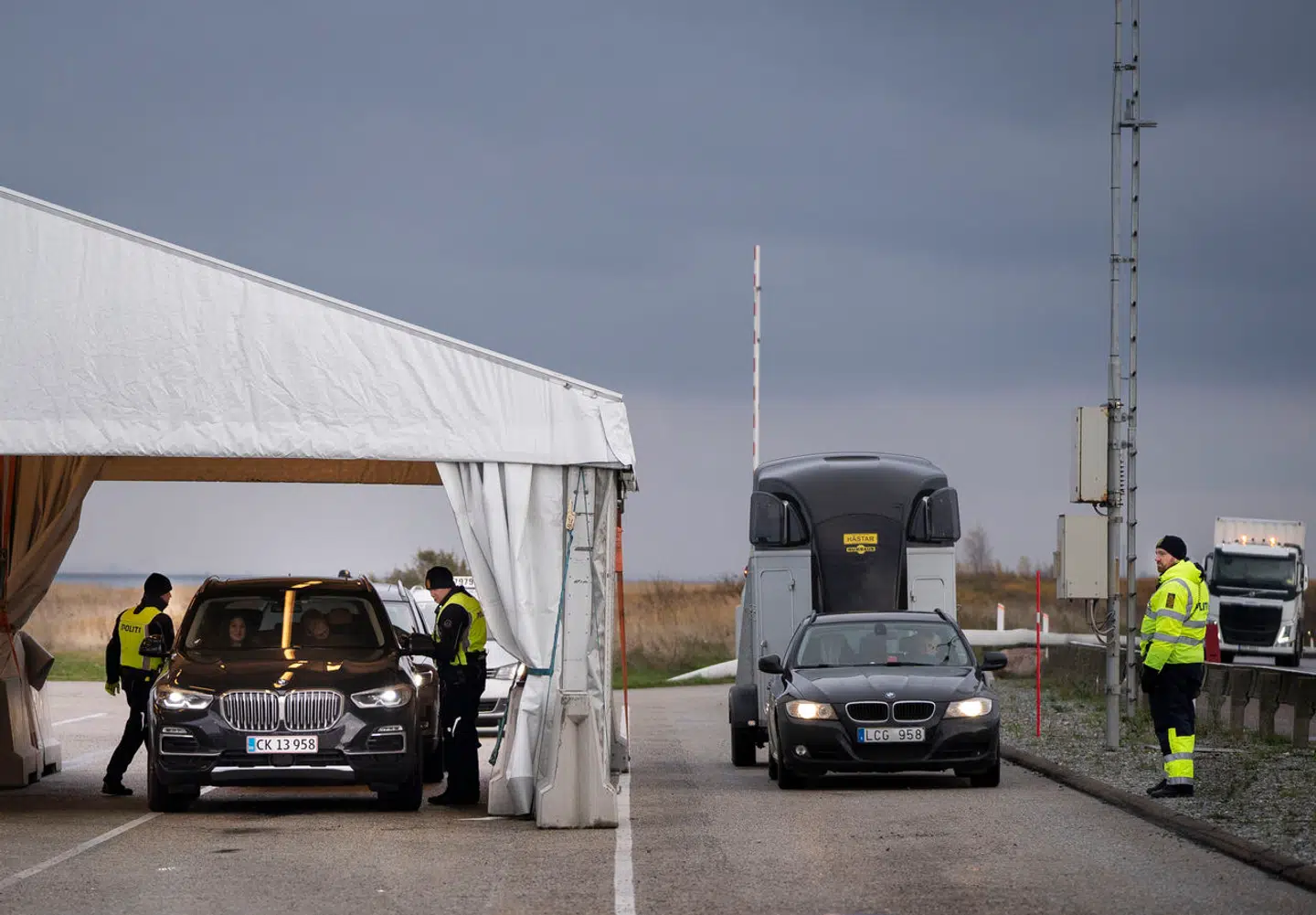 Dansk politi kontrollerer rejsende fra Sverige, ved Øresundstunnellen 12. november 2019, hvor grænsekontrollen mod Sverige lige var blevet indført af den daværende S-regering.