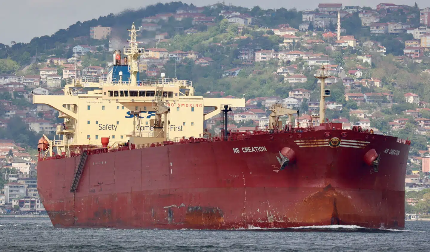 En råolietanker, NS Creation, der ejes af det statslige, russiske tankskibsselskab Sovcomflot, sejler gennem Bosporusstrædet i Istanbul, Tyrkiet. Nu er endnu otte skibe fra selskabet sat på den internationale sanktionsliste for ulovlig transport af russisk olie.