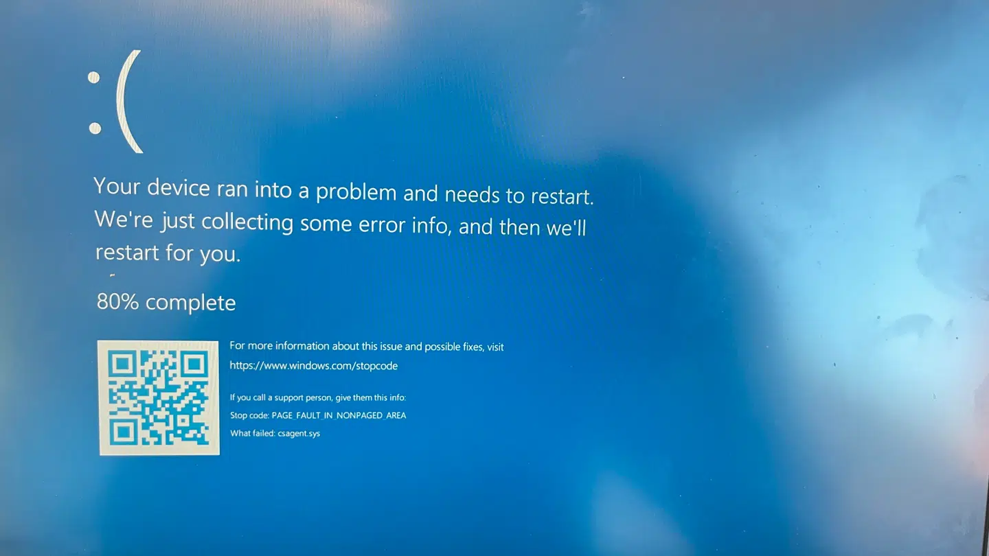 Sådan så mange computerskærme ud fredag morgen. Fejlen hænger sammen med en opdatering fra cybersikkerhedsfirmaet Crowdstrike og filen csagent.sys, som gjorde, at Windows-computere verden over ikke kunne starte op.