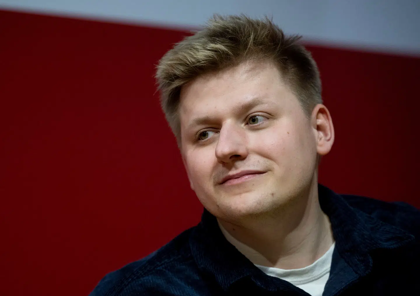 Den 28-årige er kendt i Tyskland for sin politiske satire og samfundskritik, som mest foregår på sociale medier.